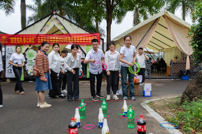 套圈現(xiàn)場(chǎng)。郭奎君 攝.jpg